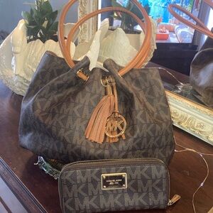 Genuine Micheal Kors  Signature Satchel  Tote Bag with Tassel And Wallet Bundle